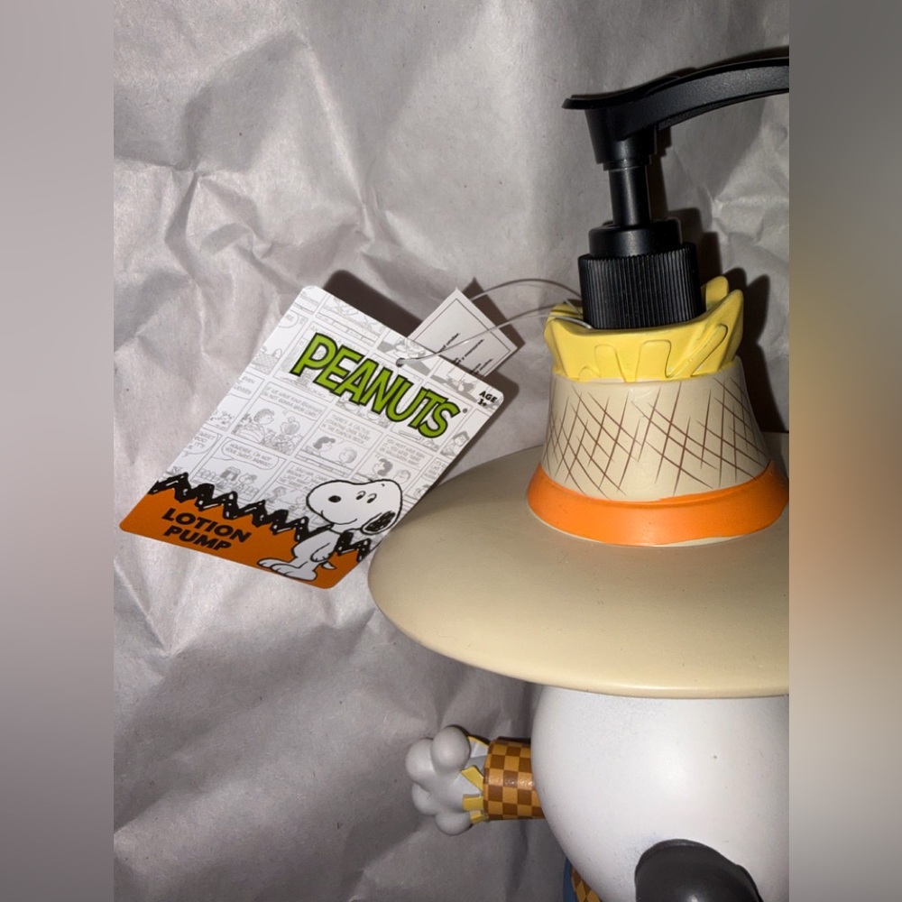 Snoopy Soap Pump, scarecrow fall NWT - Picture 8 of 9